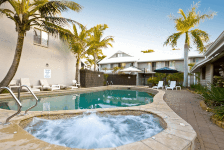 Pelican Beach Resort - Accommodation 4U 4