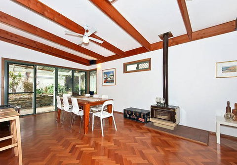 Sea Sand And Scrub Holiday House - Accommodation 4U 5