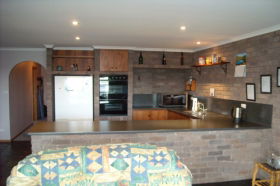 Three Hut Point Waterfront Accommodation - Accommodation 4U 0