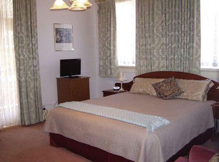 Glen Osborne House - Accommodation 4U 1