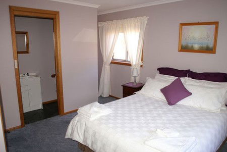 Three Hut Point Waterfront Accommodation - Accommodation 4U 1