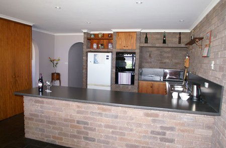 Three Hut Point Waterfront Accommodation - Accommodation 4U 2