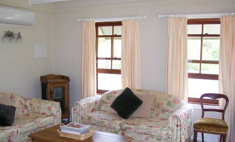Hillcrest Cottage - Accommodation 4U 2