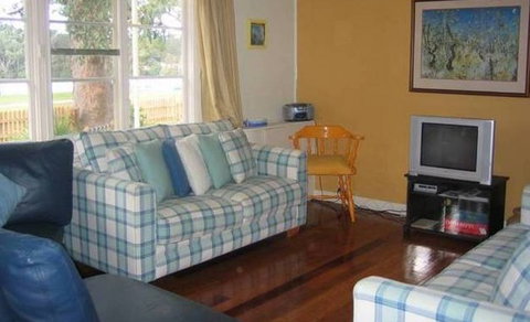 Calm Waters Waterfront Cottages - Accommodation 4U 3