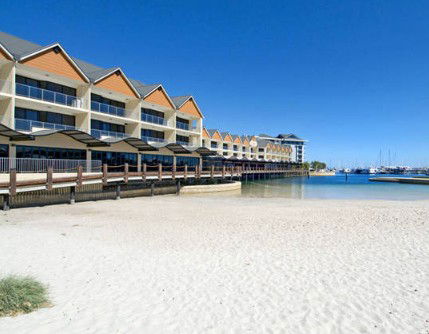 Quality Suites Crest Mandurah - Accommodation 4U 1