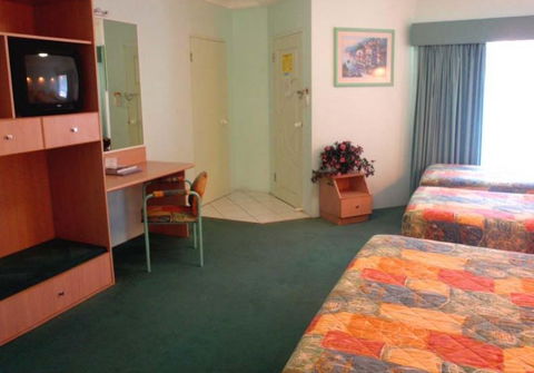 Runaway Bay Motor Inn - Accommodation 4U 1
