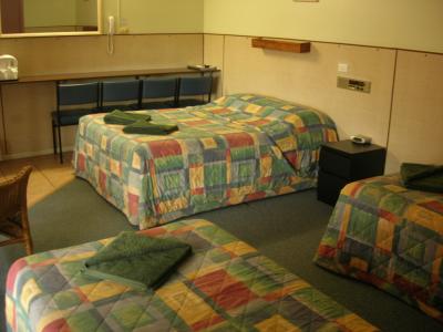 Cross Roads Motel - Accommodation 4U 1