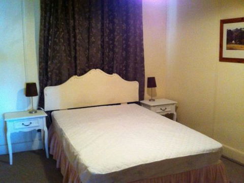 Eleven From The Left - Accommodation 4U 5