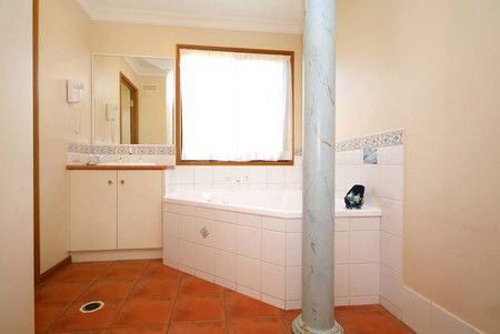 Asters On James Motor Inn - Accommodation 4U 3