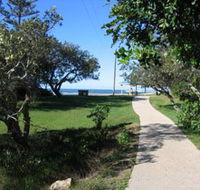 Raintrees On Moffat Beach - Accommodation 4U