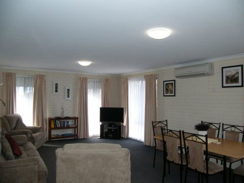 Crown Apartments - Accommodation 4U 2