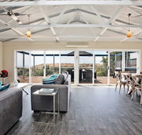Coral Sands Luxury Beach House - Accommodation 4U