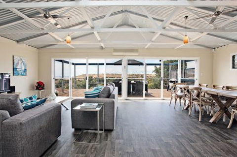 Coral Sands Luxury Beach House - Accommodation 4U 0