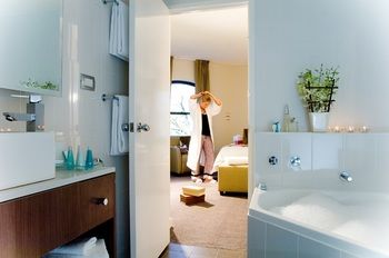 Amora Riverwalk Melbourne - Accommodation 4U 3