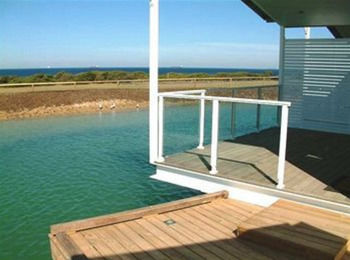 Caves Beachside Hotel - Accommodation 4U 2