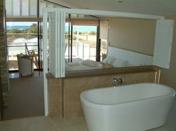 Caves Beachside Hotel - Accommodation 4U 7