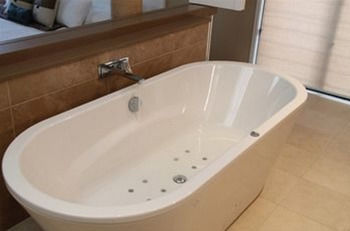 Caves Beachside Hotel - Accommodation 4U 8