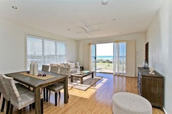 Caves Beachside Hotel - Accommodation 4U 43