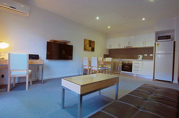 Buckingham International Serviced Apartments - Accommodation 4U 13
