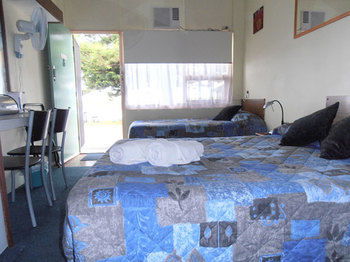 Black Swan Waterfront Motel - Accommodation 4U 7