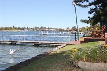 Black Swan Waterfront Motel - Accommodation 4U 11