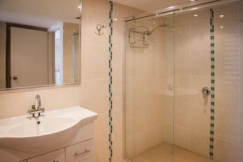 Elouera Tower Beachfront Apartments - Accommodation 4U 3