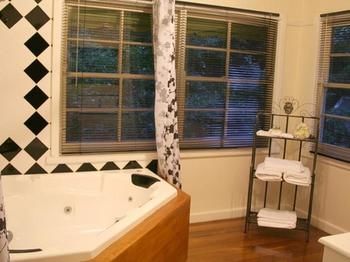 Tudor Cottages Mt Dandenong - Accommodation 4U 2