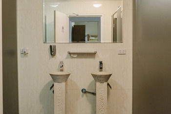 Mad Monkey Backpackers On Broadway - Adults Only - Accommodation 4U 9