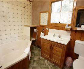 Crayfish Creek Van And Cabin Park And Spa Treehouse - Accommodation 4U 1