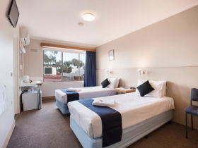 Carlyle Hotel - Accommodation 4U 2