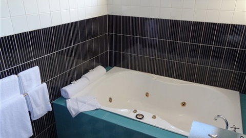 Hermitage Motor Inn - Accommodation 4U 5