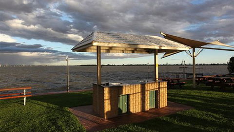 Lake Edge Resort - Accommodation 4U 4