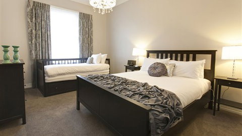 Executive Townhouse On MacArthur - Accommodation 4U 0