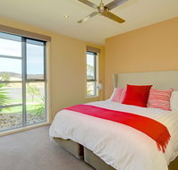 Canadian Lakehouse - Accommodation 4U