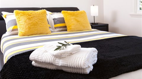 Phyl & May's Luxury Accommodation - Accommodation 4U 1