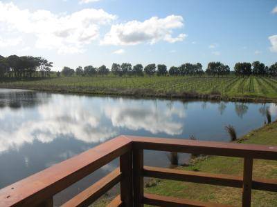 Bettenay's Lakeside Loft Spa Apartment - Accommodation 4U 1