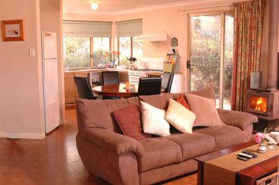 Bettenay's Lakeside Loft Spa Apartment - Accommodation 4U 2