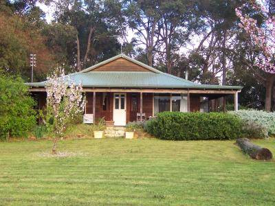 Bettenay's Lakeside Loft Spa Apartment - Accommodation 4U 3