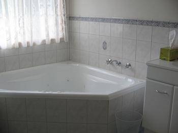 Macburn Self Contained Cottages, Dog Friendly - Accommodation 4U 0