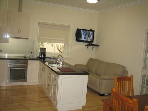 MacDonnell House (Naracoorte Cottages) - Accommodation 4U 3