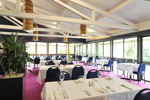 Quality Inn The Willows - Accommodation 4U 8