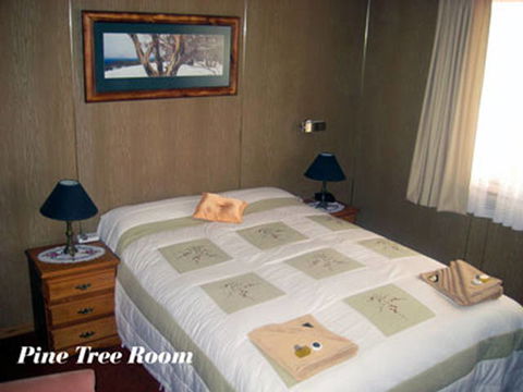 Sages' Haus B&B - Accommodation 4U 3