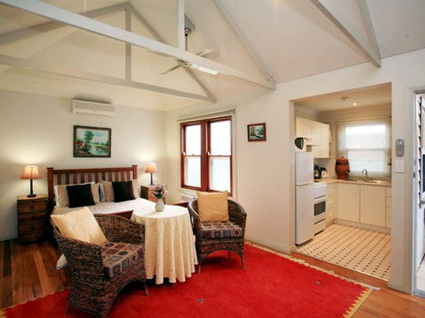The Bank Guesthouse - Accommodation 4U 3