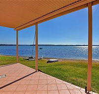 Luxury Waterfront House - Accommodation 4U