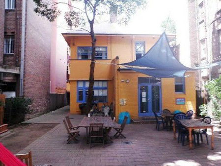 Blue Parrot Backpackers - Accommodation 4U 4