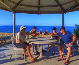 Rollingstone Beach Front Resort - Accommodation 4U 2