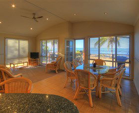Rollingstone Beach Front Resort - Accommodation 4U 3