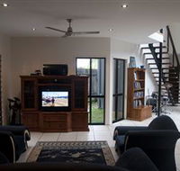 Dolphin Beach House - Accommodation 4U