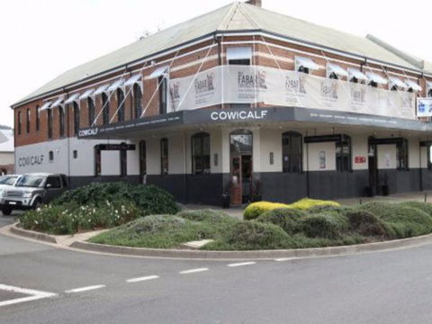 Cow And Calf Hotel - Accommodation 4U 1