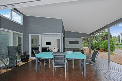 Poolside - Accommodation 4U 4